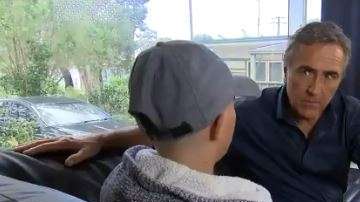 Para llevar a cabo su plan, el niño engañó a su abuela para que le diera su pasaporte y, con las tarjetas de su madre y su padre, compró un vuelo Sidney.