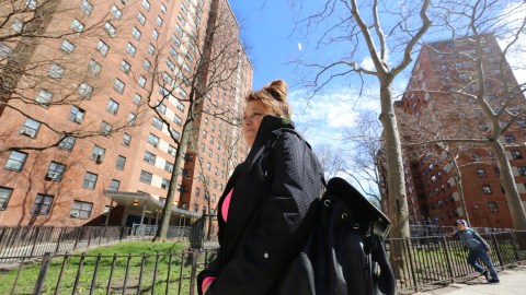 Vecina Teresa Gonzalez. Los departamentos NYCHA para personas de bajos recursos podrian ser aumentados mensualmente un 35 %.