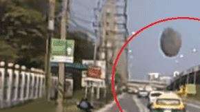 Algo raro y pesado estuvo a punto de aplastar a un vehículo.