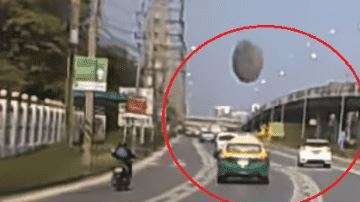 Algo raro y pesado estuvo a punto de aplastar a un vehículo.