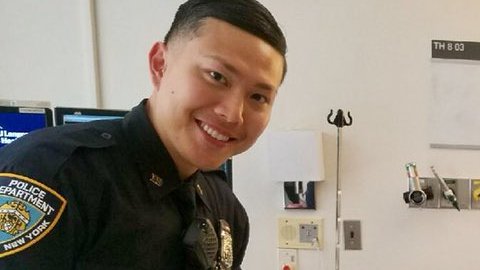 Mujer da a luz en su coche en Upper East Side, ayudada por dos agentes del NYPD