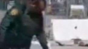 El hombre vestía únicamente un pantalón y parecía lastimado en una rodilla.