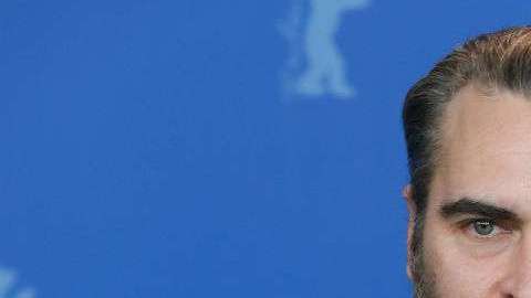 Joaquin Phoenix sale con Rooney Mara.