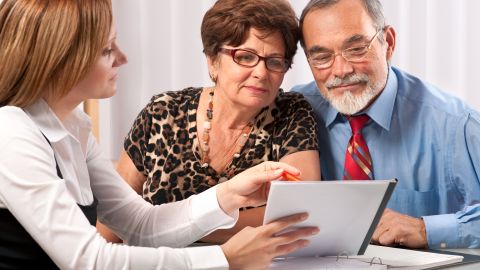 La mayoría de los jubilados de comunidades minoritarias, entre ellos los latinos, dependen enormemente de sus ingresos del seguro social./Shutterstock