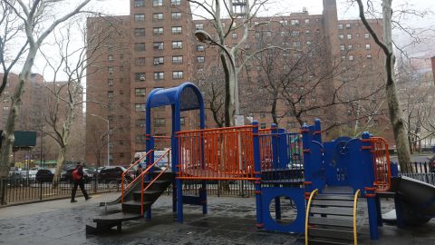 Parque de recreo en edificio NYCHA.