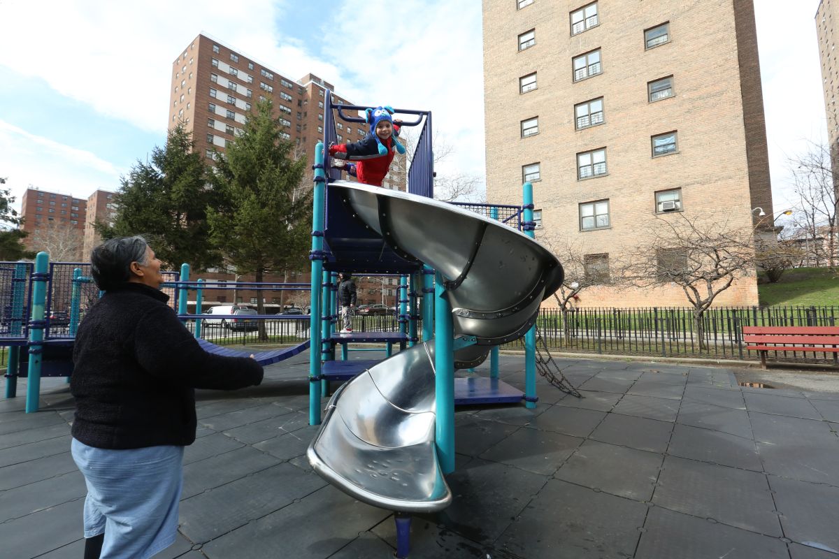 Miles de familias que viven en viviendas públicas en NYC tienen estatus migratorio mixto, incluyendo niños ciudadanos.