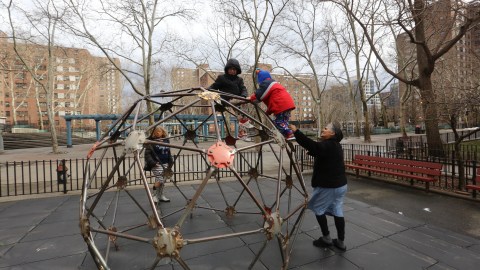 Parque de recreo en un edificio NYCHA
