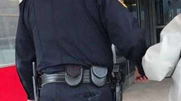 Un policía ayuda a un hombre mayor a ir a ver a su esposa enferma en el hospital