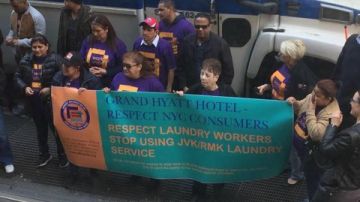 Trabajadores del Grand Hyatt protestan por el uso de lavanderías sin la certificación del DCA.