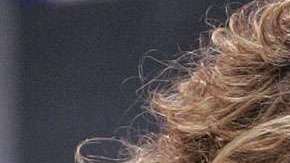 Rebeca de Alba se cayó del escenario.