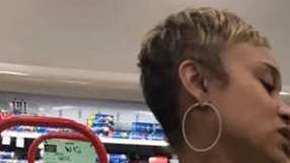 Una desconocida le ayudó a calmar a su bebé mientras la madre hacía la compra.