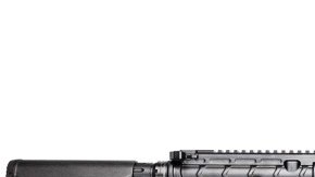 Aparentemente el acusado escondió el rifle en su chaqueta al registrarse en el hotel