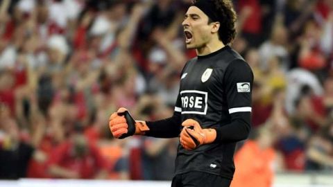 El Standard de Memo Ochoa rescató el empate ante Brujas en la Jupiler League.