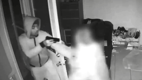 Cuando la víctima abrió la puerta de su casa fue arrojado al suelo
