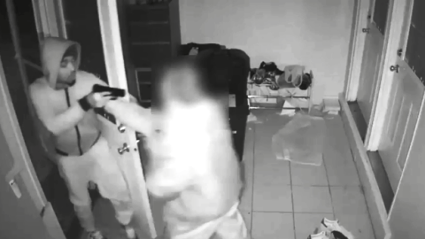 Cuando la víctima abrió la puerta de su casa fue arrojado al suelo