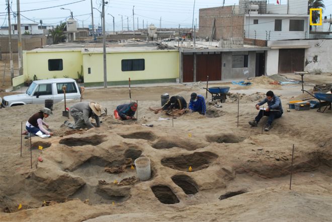 Los restos de niños y animales fueron encontrados en medio de un complejo de viviendas residenciales en el distrito de Huanchaco, al norte de Perú.
