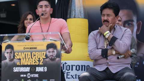 El campeón Leo Santa Cruz en una conferencia, al lado de su padre José.