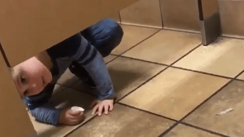 Un niño de cuatro años hace amigos hasta en el lavabo.