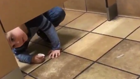 Un niño de cuatro años hace amigos hasta en el lavabo.