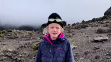 Esta niña es la más joven en subir al Kilimanjaro.