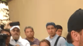 Peluquero de Marjorie se burla de Julián y le impide tomarse foto.