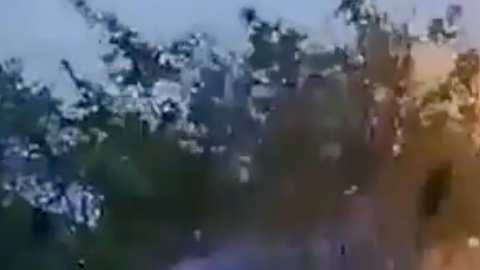 Una casa explota frente a la policía.