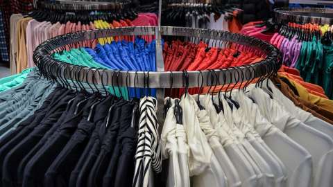 Los químicos que se utilizan al momento de fabricar ropa pueden provocar alergia incluso cuando te estás probando la prenda.