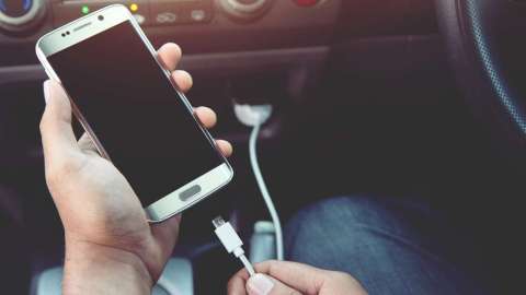 Es mejor cargar tu teléfono en casa.