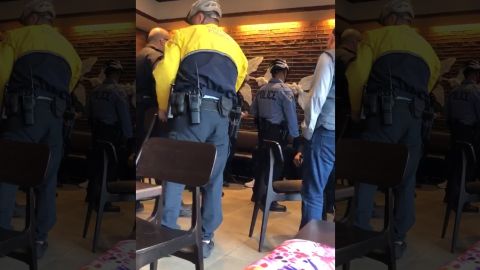 El gerente llamó a la Policía para detener a los dos hombres.