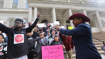 Taxistas se manifiestan en City Hall en contra de la propuesta del concejal Ruben Diaz Sr. que impondra tarifas de $2,000 a los conductores.