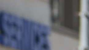 Vista de un cuerpo cubierto (d) después de que una camioneta alquilada recorriera la acera golpeando a los peatones hoy, lunes 23 de abril de 2018, en la calle Yonge en el norte de Toronto (Canadá).