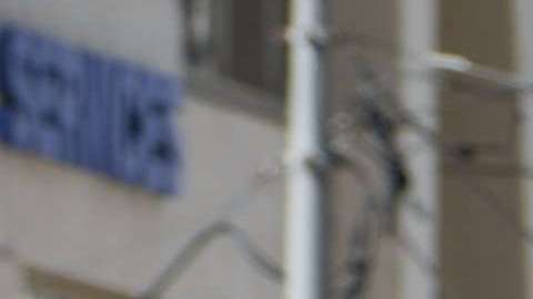 Vista de un cuerpo cubierto (d) después de que una camioneta alquilada recorriera la acera golpeando a los peatones hoy, lunes 23 de abril de 2018, en la calle Yonge en el norte de Toronto (Canadá).