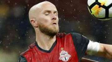 Michael Bradley y Rodolfo Pizarro. EFE y Getty Images