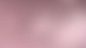 La mujer no daba crédito de lo que había en su postre.