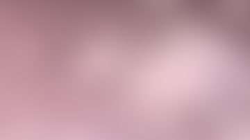 La mujer no daba crédito de lo que había en su postre.