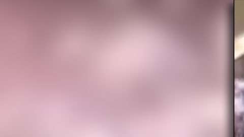 La mujer no daba crédito de lo que había en su postre.