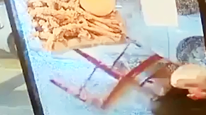 Momento exacto cuando lanza la silla contra la vitrina