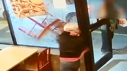 Momento exacto cuando lanza la silla contra la vitrina