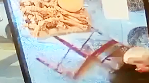 Momento exacto cuando lanza la silla contra la vitrina