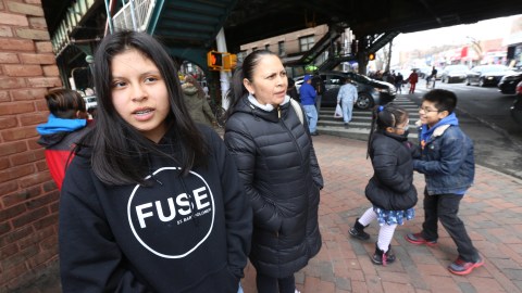 Gabriela Lazo con su madre, Ana Sumba. Residentes de Queens se preparan para votar por el presupuesto participativo decidiendo en que proyectos invertir dinero que otorga la Ciudad.