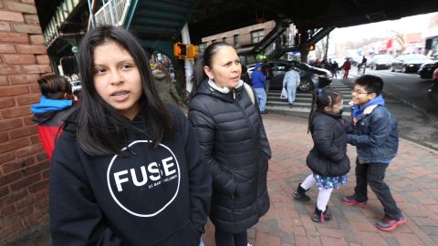 Gabriela Lazo con su madre, Ana Sumba. Residentes de Queens se preparan para votar por el presupuesto participativo decidiendo en que proyectos invertir dinero que otorga la Ciudad.