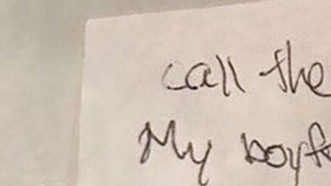 Nota de petición de ayuda de una víctima.