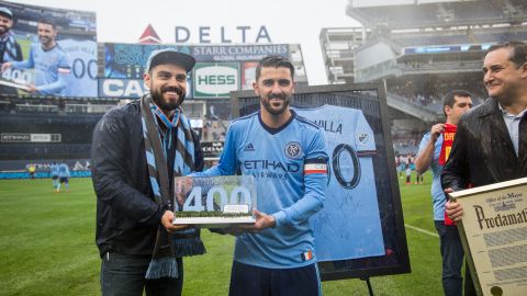 Villa recibió diferentes regalos conmemorativos por sus 400 goles.