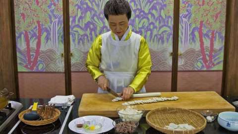 Sook-ja Yoon prepara la sopa de Año Nuevo Lunar.