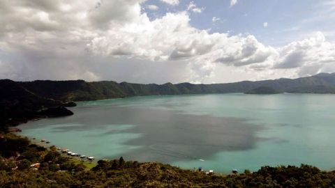 El lago de Coatepeque cambia de color.