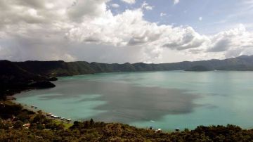 El lago de Coatepeque cambia de color.