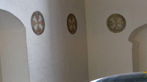 El Sarkofag está hecho de vidrio, plata y bronce.