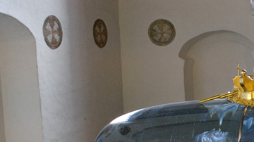 El Sarkofag está hecho de vidrio, plata y bronce.