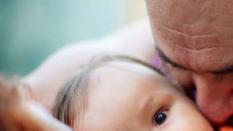 La relación que se establece entre un bebé o un niño de menos de dos años y su principal cuidador es clave para su desarrollo.