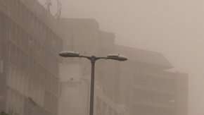 Una tormenta de polvo y arena en India.